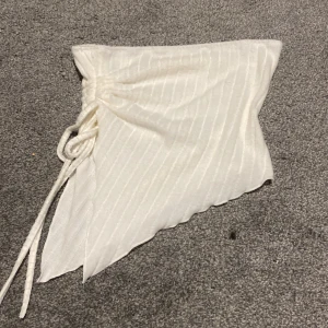 Topp - Säljer denna tub topp. Den har väldigt mjukt material men är lite genomskinlig bara.