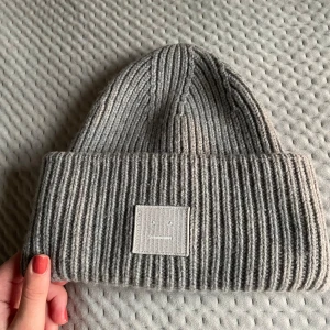 Acne mössa - Säljer endast för att köpa en svart mössa !🥰super skick. KAN ÄVEN BYTA MOT SVART ACNE MÖSSA