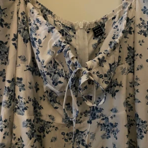 Klänning med slit  - Jätteee fin klänning med slit på låret aldrig använt ❤️