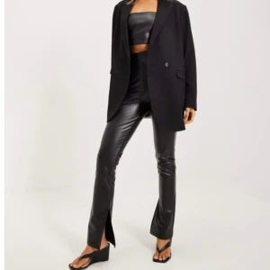 Skinnbyxor med slits från Nelly - Säljer dessa snygga byxor från Nelly då dem har aldrig blivit använda. Dem perfekt och framhäver figuren på ett smooth sätt och slitsen/byxorna går längre ner på byxbenet i verkligheten. Köparen står för frakt, pris kan diskuteras. Ord pris: 400kr 