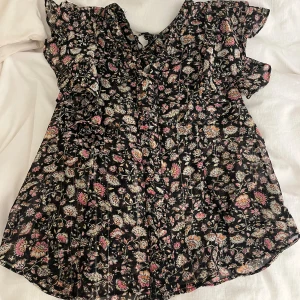 Mango blus - Sötaste blusen från mango som inte finns kvar på hemsidan längre. Storlek S men passar Xs också💓