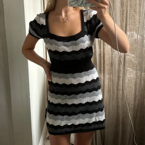 Missoni klänning - Säljer denna sjukt snygga klänning i Missoni inspererat mönster! Åker iväg måndag kväll (8/7) så kommer inte kunna posta efter det.