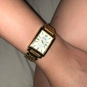 Klocka - Köpte nyligen på en annan app. Den är dock lite för stor på mig därav säljs den. Som ny, inga repor eller liknande defekter🌸