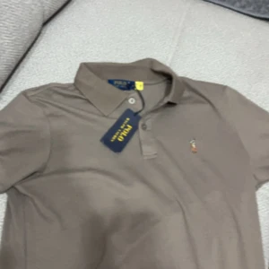Ralph lauren t shirt - Den passade inte mig, min lillebror på bilden. Använt ett par gånger bara. Köpt i england. Autentisk