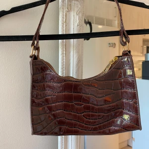 Brun glansig väska - Brun axelväska