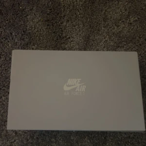 Air force 1 - Säljer nu mina Splitter nya air force 1s köpta i England från JD. Säljer dom då de är för stora o ey kan skickas tillbaka då de är köpta direkt från affären. Skick 10/10, kvitto finns. Pris går absolut att diskutera! 