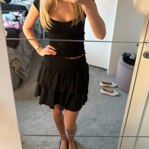 Svart volangkjol - Gullig svart volangkjol i storlek xxs🩷