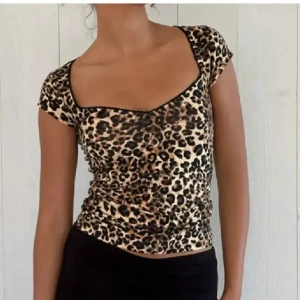 Leopard Topp - Jättefin topp från Nelly i storlek Xs! Använda få gånger & är i super bra skick. 😍