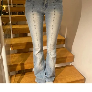Lågmidjade jeans  - Säljer dessa ljusblå lågmidjade jeans som jag köpte från Plick men tyckte inte om dom så mycket🩷