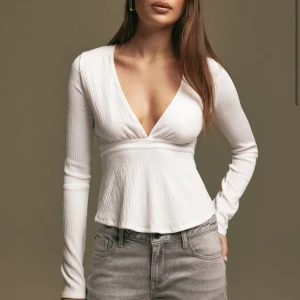 Topp från nelly - Superfin populär topp från Nelly som jag tyvärr inte använder! Super fint skick och endast använd en gång 💗 jag har sytt ihop en bit i urringningen men det går lätt att sprätta upp om man vill det! Slutsåld i Xxs och xs 💗 pris kan diskuteras 