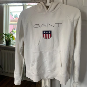 Gant Hoodie  - Vit gant hoodie, passar en XS!
