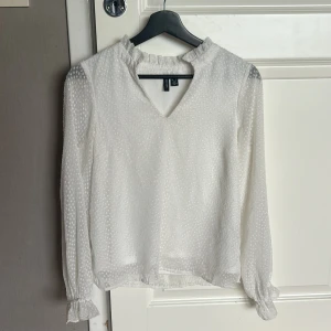 Vit blus 🤍 - Jättefin vit blus som tyvärr inte kommer till användning längre 🤍