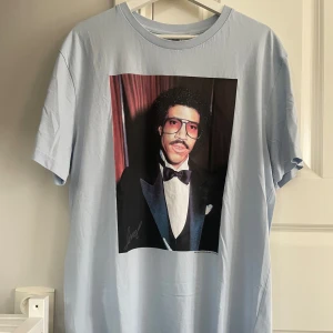 T-shirt H&M - Galet snygg tisha ifrån H&M. Använt väldigt lite och inga som helst defekter. Storlek: M