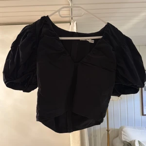 Fest topp - Fest topp, med v-ringning och puff ärmar. Dragkedja bak😊