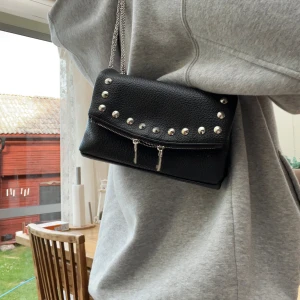 Handväska  - En svinsnygg väska från zarlando nästan helt oanvänd, den är liten men man får ändå plats med mycket saker!😍