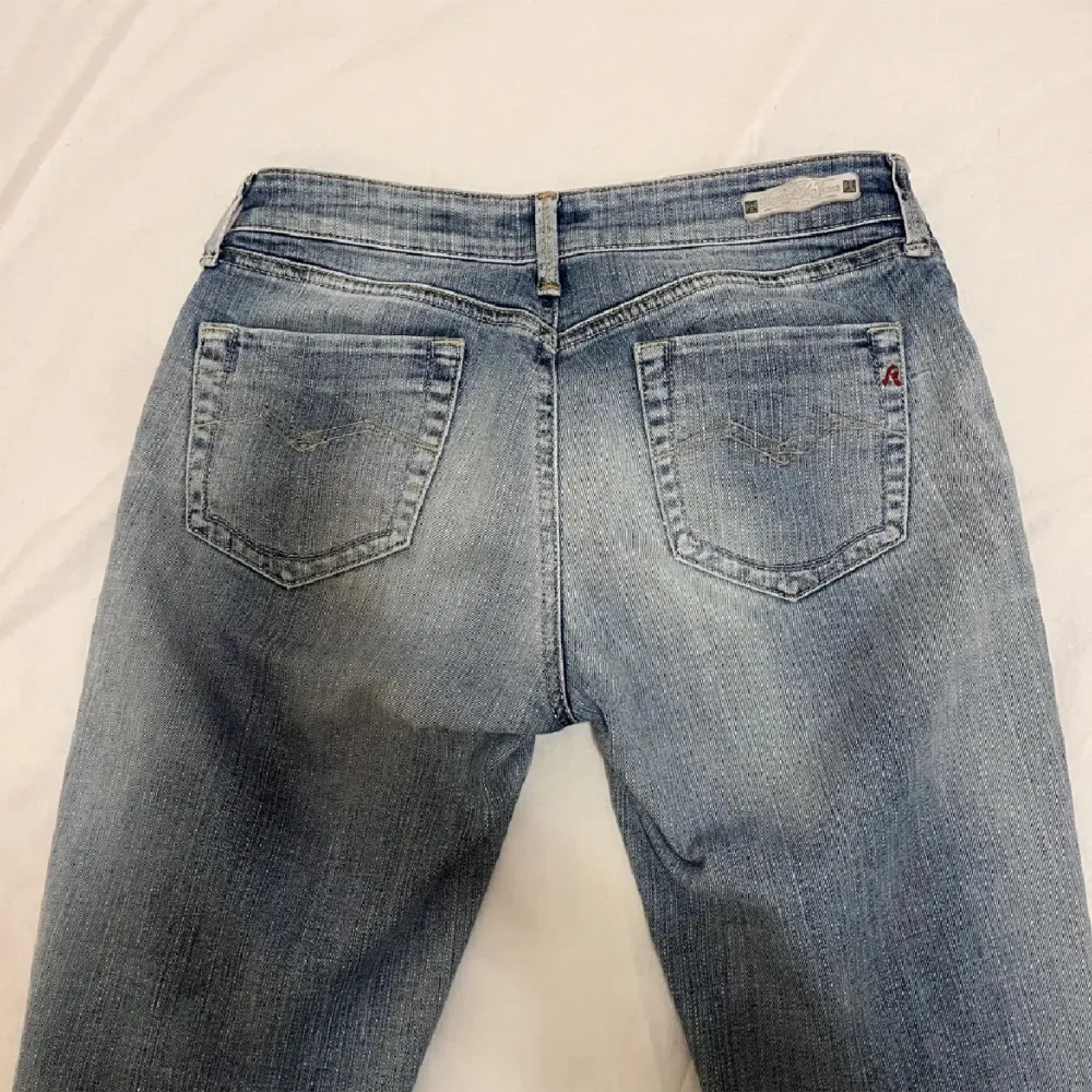 Supersnygga lågmidjade replay jeans, aldirg använda köpta för 500kr. . Jeans & Byxor.