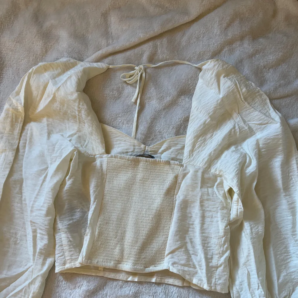 En tröja från Gina aldrig använd för den var för liten den är i s men skulle säga att den sitter mer som xs . Blusar.