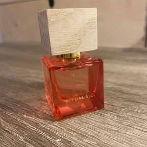 Rêve de Hanami Rituals - Rêve de Hanami parfym från Rituals 15ml. Doft av sakurablommor, rosa blomblad, litchi, bergamott och päron. Säljer parfymen eftersom jag fick den i min julkalender och känner inte att det är min doft.💕