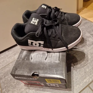 DC skate skor  - Storlek 37, DC skor/ skate skor. Bra skick, inte använt många gånger, bara lite smutsig och lite creasad men det går att fixa. Priset kan diskuteras.