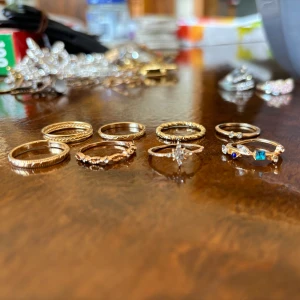 8st guldfärgade ringar - 8st jätte fina guldfärgade ringar, i toppenskick 