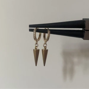 #021 örhängen🩷 - Finns i både guld och silver, köps i par för 35kr eller styck för 20kr!💕