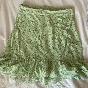 Superfin kjol💕 - Säljer denna superfina kjolen från Gina💕sista bilden ger mer rättvis bild av färgen💕Sån fin kjol till sommaren men säljer då den inte kommer till andvändning💕Strl M men passar både s och xs!💕