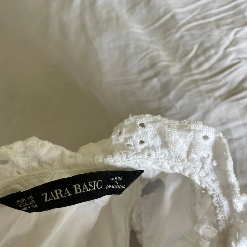 Söt blus med broderier från Zara.. Blusar.