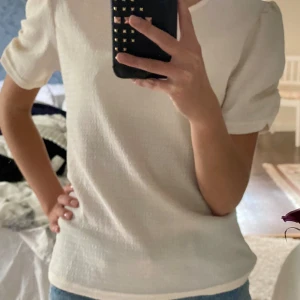 Tröja - En beige tröja, har aldrig använt! 