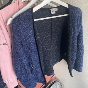 Kofta - Så söt mörkblå kofta som tyvär inte används. Jätte bra skick! 