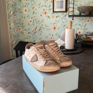 Philippe Model skor - Tja säljer ett par snygga skor parfekt till sommaren.  Storlek 41 men passar 42. Skorna är använda men bra skick 