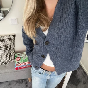 Mörkblå kofta - Jätte fin och skön mörkblå kofta som inte längre kommer till användning. Bra skick!