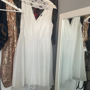 Söt sommar klänning - Söker min sjukt gulliga sommarklänning från veromoda o storlek s nypris 399 men säljer för 150kr. I nyskick