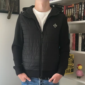 J.Lindeberg cardigan svart - Säljer min cardigan då jag inte använder den längre. Passar mig men är lite kort i midjan så ha det i åtanke(184 cm lång) I storleken S. Cond 8/10✅ Lite knotter vid midjan Skriv om ni undrar något📩