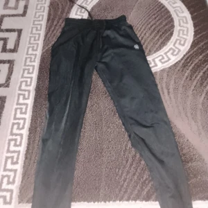 Snygga svarta byxor - Mina gamla dem har inga hål bra kvalitet 