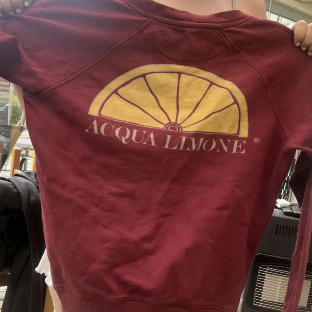 En vinröd aqua limone tröja från aqua limone. Har använts ett antal gånger. Köparen betalar frakten.. Hoodies.