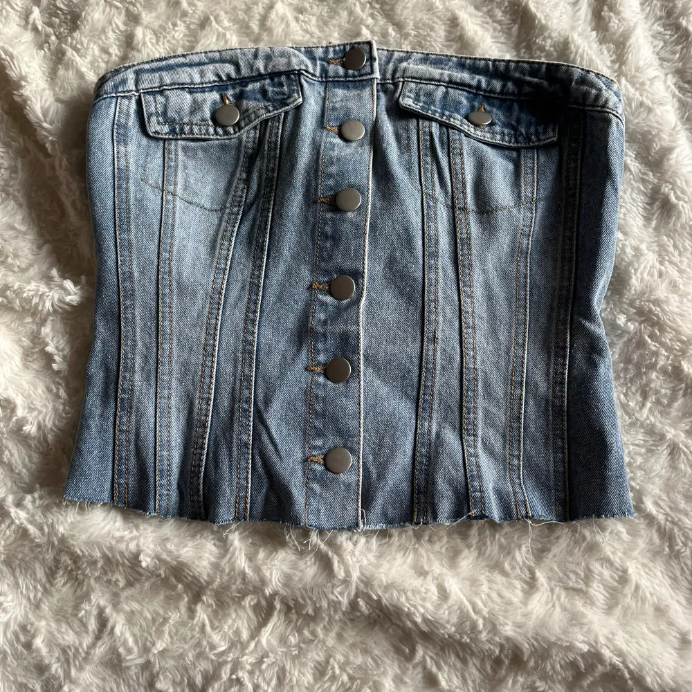 Jeans topp som jag säljer för att jag inte använder den . Använd en gång efter köp. Köparen står för frakt och tar ej imot retur 🩷. Toppar.