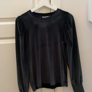 Svart sammet topp  - Svart sammet topp, med lite utsvängda ärmar. 
