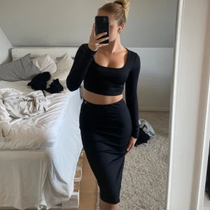 Shein Sett - Jättefint shein sett med långkjol och tillhörande topp. Mycket sparsamt använt och finns inga tecken på användning. Båda delarna medföljer priset!🖤