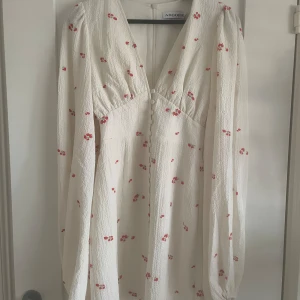 Adoore klänning  - Helt ny Adoore klänning i storlek 32💓