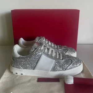 valentino fly crews - superfint skick. storlek 39 och köpte för runt 8k om jag inte minns fel men säljer billigt då det ändå är använda 