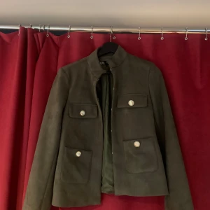 Zara jacka  - Drömmig zara jacka/blazer!! I mörk grönt mocka liknande material!! Helt oanvänd!