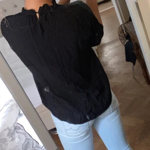 Jättefin svart blus💕 - Sååå snygg blus som passar till allt! Det står 40, men skulle säga att det passar någon som har 38 kanske 36💕  Pris kan alltid diskuteras!❤️