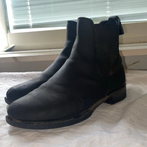 Ridskor - Tryck inte på ”köp nu” kontakta mig istället, Då jag valt att sluta rida då väljer jag att sälja dom hära, storlek 36 men passar 37/38 då jag tagit bort sulan i dom. Mycket bra i skick ser inga skador och katt finns i hemmet.