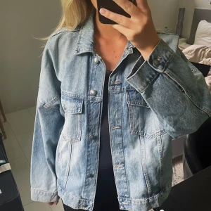 JEANSJACKA - Jeansjacka med märket STR i storlek M. Köpt förra sommaren och använd ett fåtal gånger, kvalitet som ny samt inga deffekter🤍 skriv privat om fler bilder