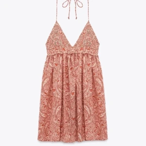 Zara klänning  - Jätte fin rosa zara klänning som är slutsåld på hemsidan, som jag säljer då den tyvärr inte passar mig❤️den är storlek M men skulle säga att den passar S också. Fint skick, inga defekter💕priset är diskuterbart, postar snabbt (sista bilden är lånad)