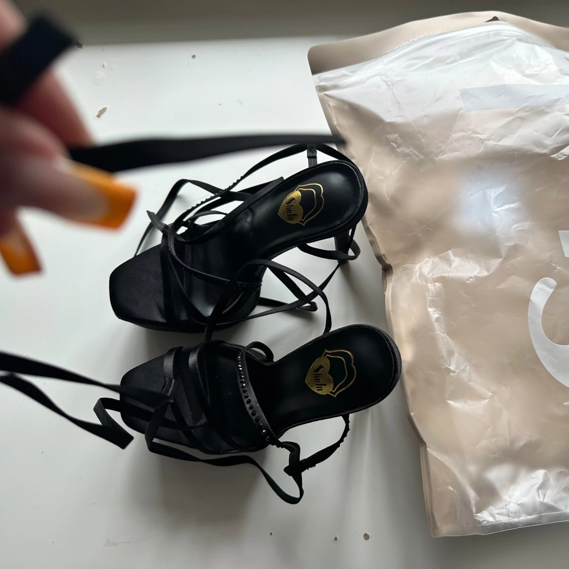 Svarta snöre klackskor  - 91