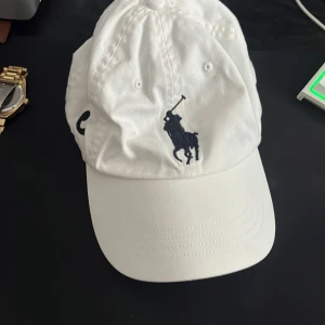 Ralph lauren keps - Mycket fint skick och nytvättad så är som ny. Onesize,  hör av er vid vidare funderingar eller pris🤗👍
