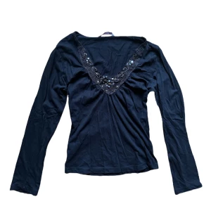 y2k vintage broderi topp - tröja med detaljer. Passar en XS Eller S bäst. Köparen står för frakt. 🩷