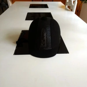 Ridhjälm - Väldigt fin lite sliten i storlek 54 och är jätteskön att ha på sig 