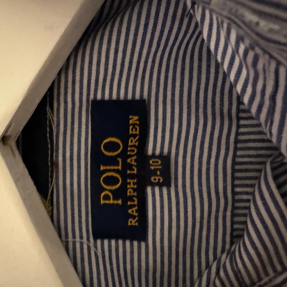 Hej säljer nu min gamla Ralph Lauren skjorta då jag inte kan ha den längre. Skjortan är i ny skick 10/10 och har använts 1 gång.   Pris kan diskuteras vid en enkel och smidig affär.. Skjortor.